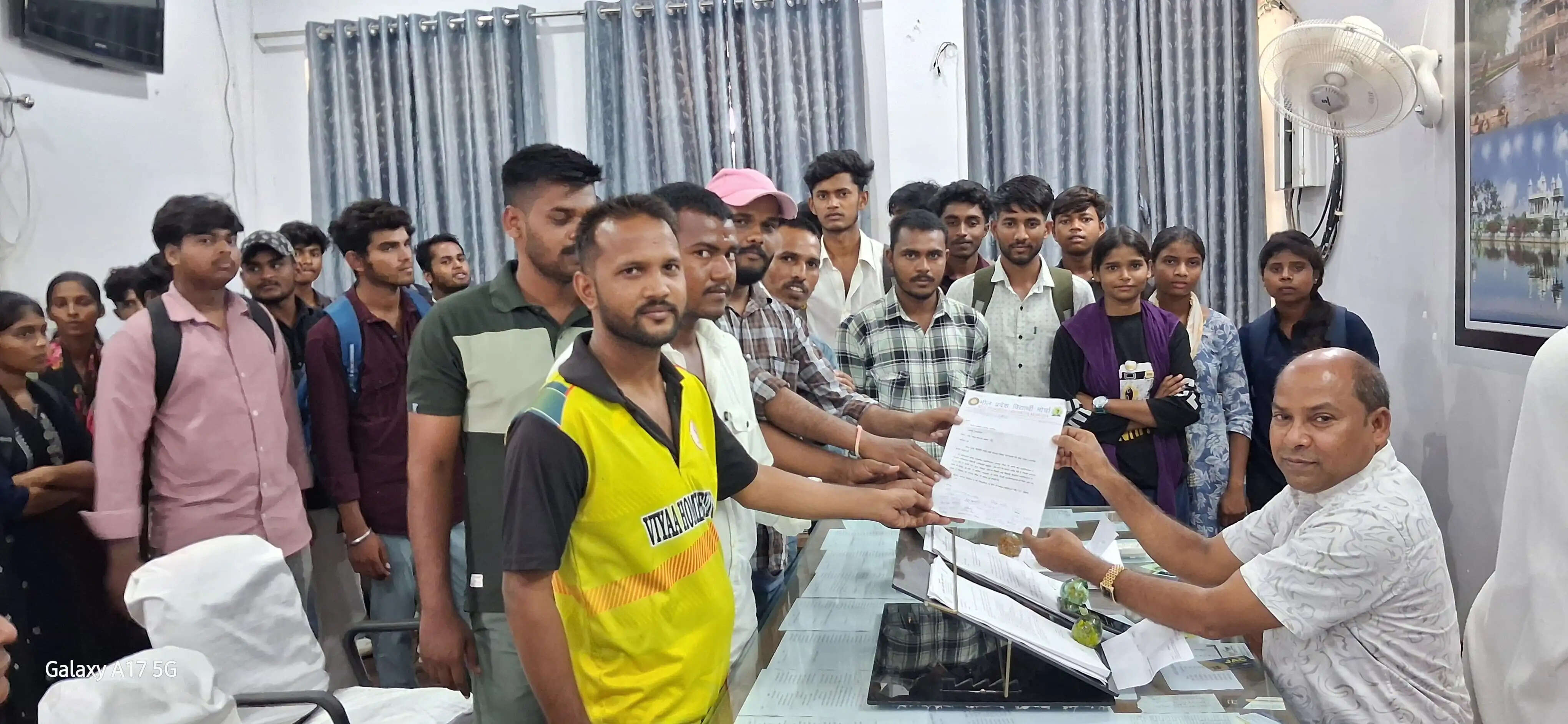 प्रथम वर्ष में सीटें और सेक्शन बढ़ाने की मांग को लेकर विद्यार्थियों ने सौंपा ज्ञापन
