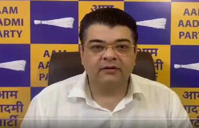 आआपा ने जेई के ट्रांसफर मामले में एमसीडी पर उठाया सवाल, जांच की मांग