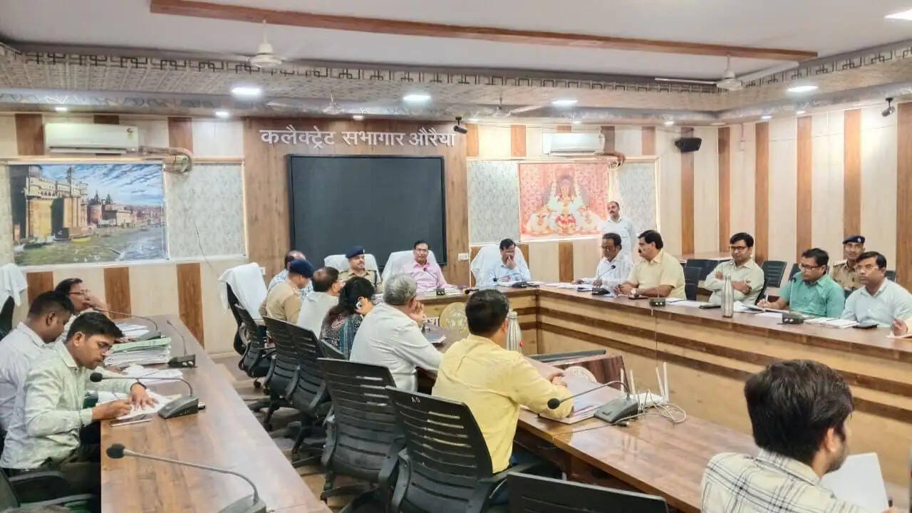 सड़क सुरक्षा में लापरवाही बर्दाश्त नहीं, नियम तोड़ने वालों पर होगी कार्रवाई : जिलाधिकारी