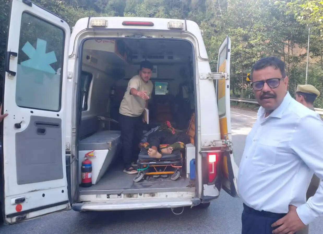 चम्पावत में खाई में गिरी कार, चार घायल