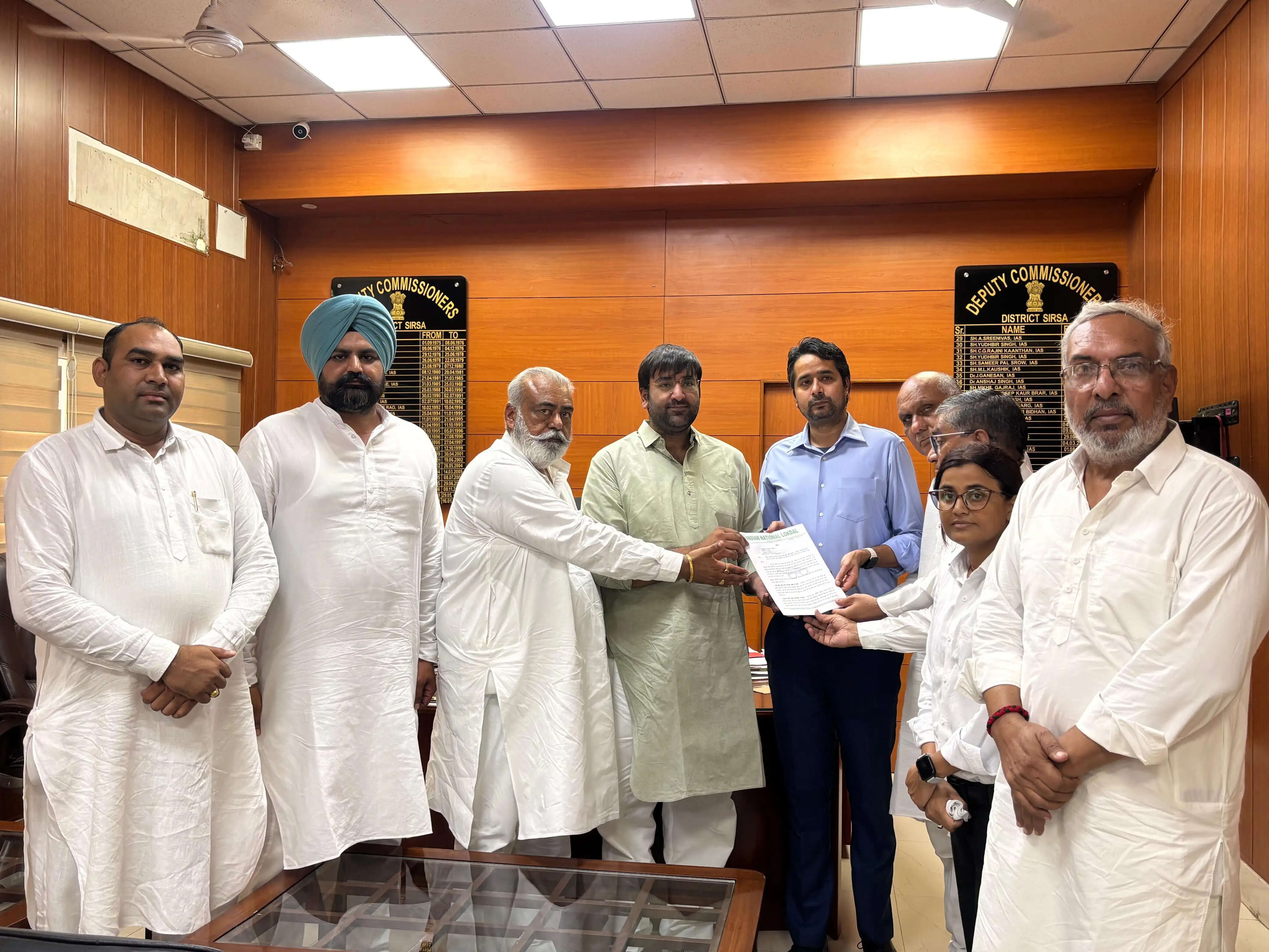 सिरसा: किसानों के मुद्दों पर मुखर हुई इनेलो, राज्यपाल के नाम सौंपा ज्ञापन