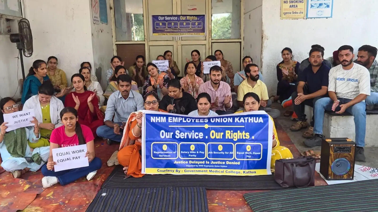 जीएमसी कठुआ में एनएचएम कर्मचारियों की हड़ताल जारी