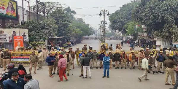 आईआईटी बीएचयू प्रकरण में आरोपितों के घरों पर बुलडोजर चलाने की मांग, कांग्रेस का प्रदर्शन