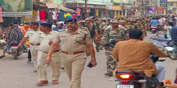 फ्लैग मार्च निकालकर पुलिस ने शांति बनाए रखने का संदेश दिया