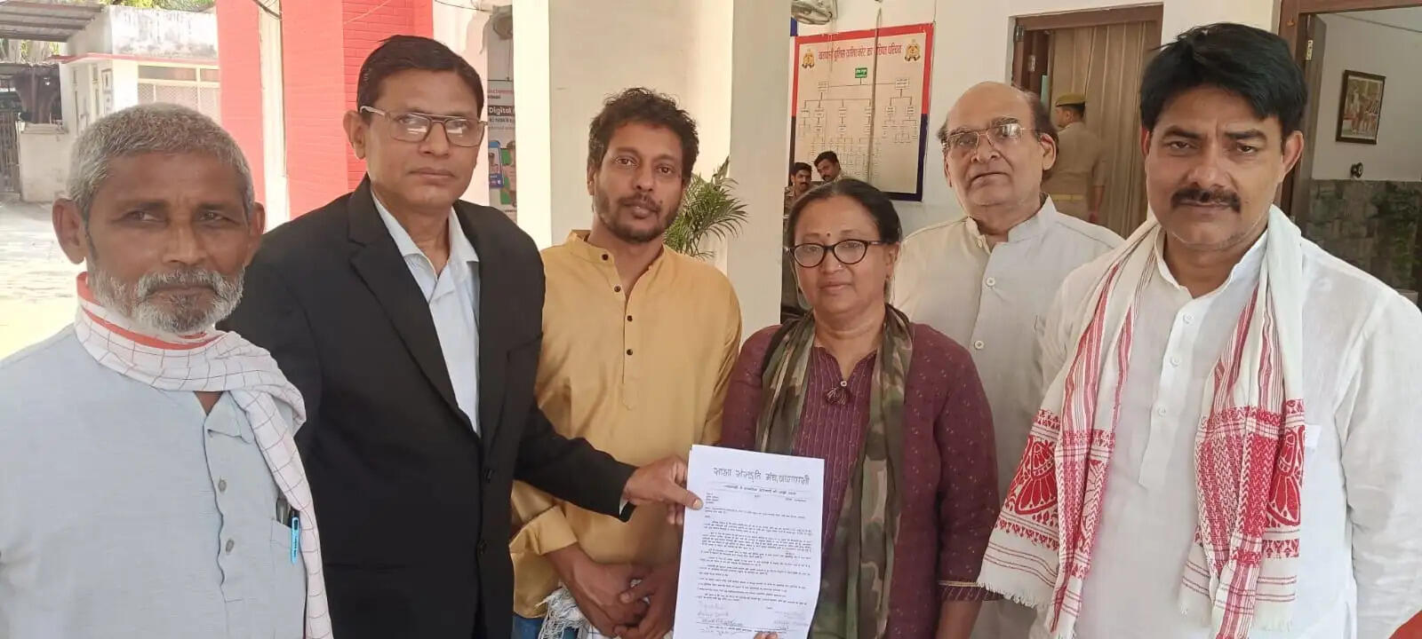 गंगा नदी में नाव पर बिरयानी खाने वाले युवकाें के पक्ष में पुलिस कमिश्नर को ज्ञापन साैंपा