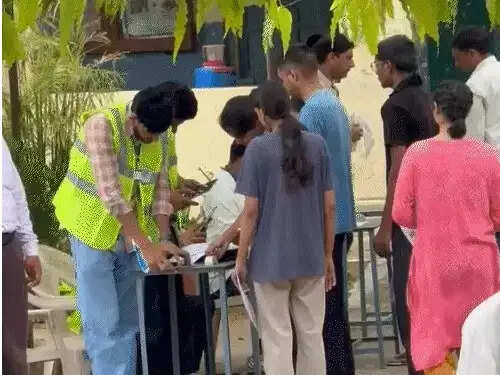 री-नीट परीक्षा कड़ी सुरक्षा के बीच शुरू, जयपुर के 103 केंद्रों पर 37 हजार से अधिक अभ्यर्थी शामिल