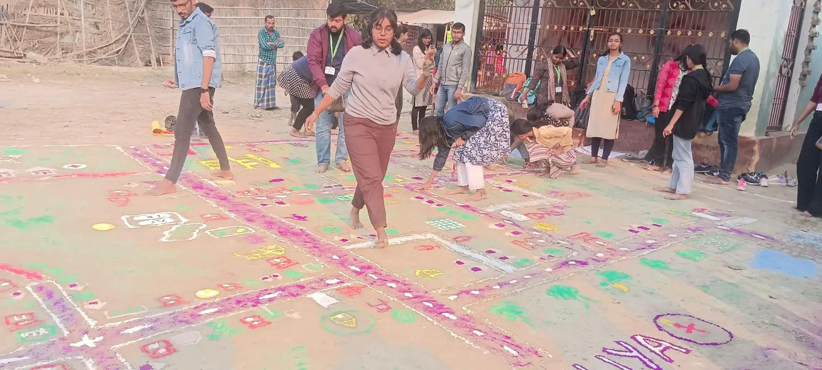 कृषि विज्ञान के छात्र छात्राओं ने गांव पहुंचकर किसानों की खेतों में लगी फसलों का किया मुआयना