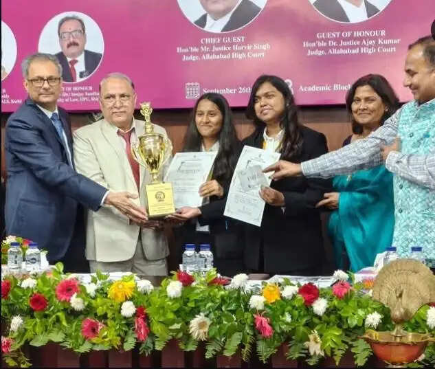अंतरराष्ट्रीय वाद-विवाद प्रतियोगिता में इविवि की मुस्कान और कृति उपविजेता