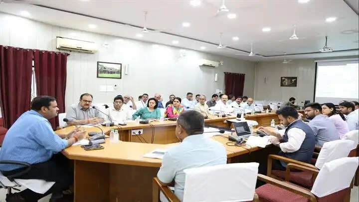 प्रधानमंत्री आवास योजना शहरी 2.0 के कार्यों को 15 अगस्त तक करें पूर्ण: संभागायुक्त शर्मा