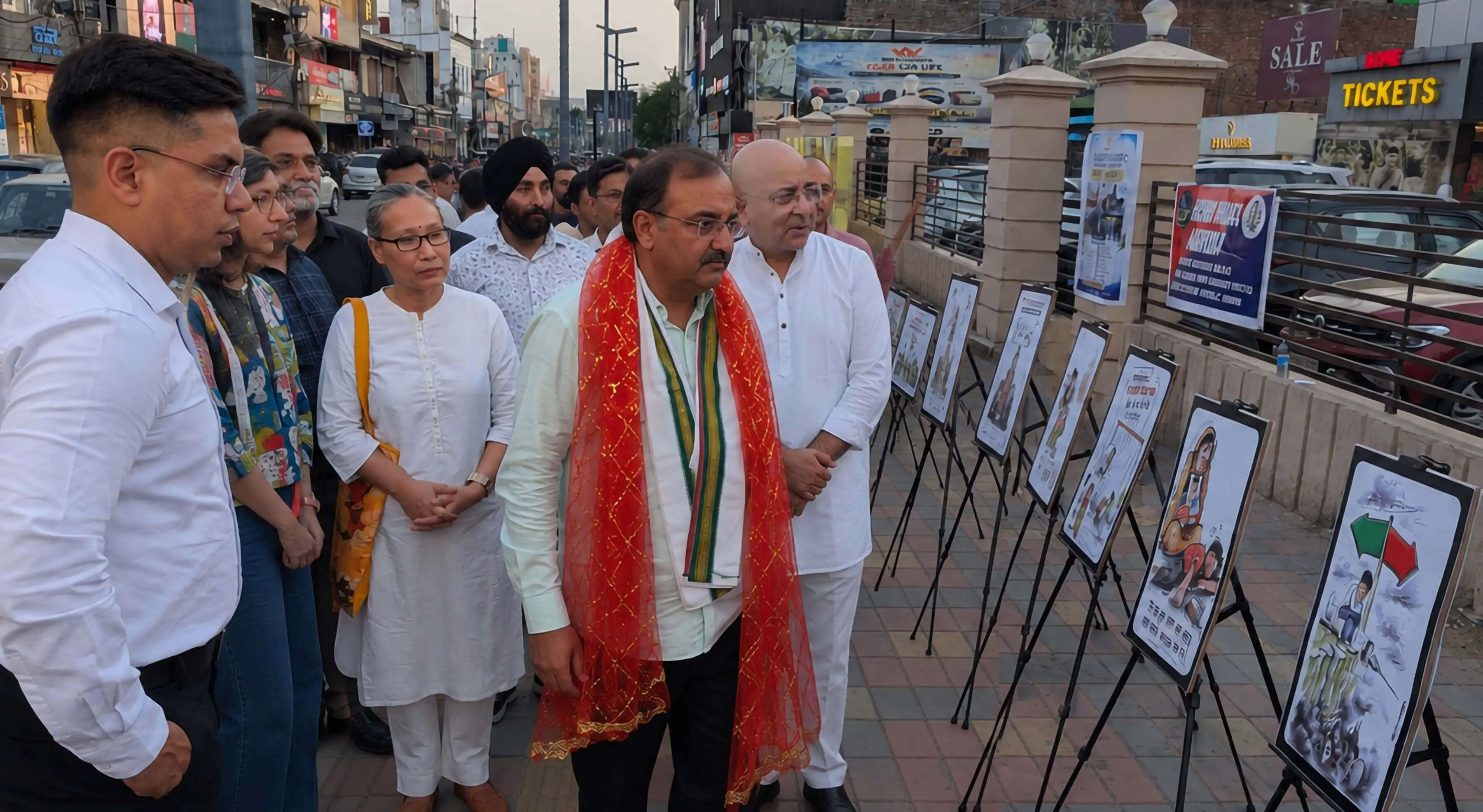 गांधी नगर में 'कार्टून्स ऑन व्हील्स' नशा विरोधी जागरूकता प्रदर्शनी आयोजित