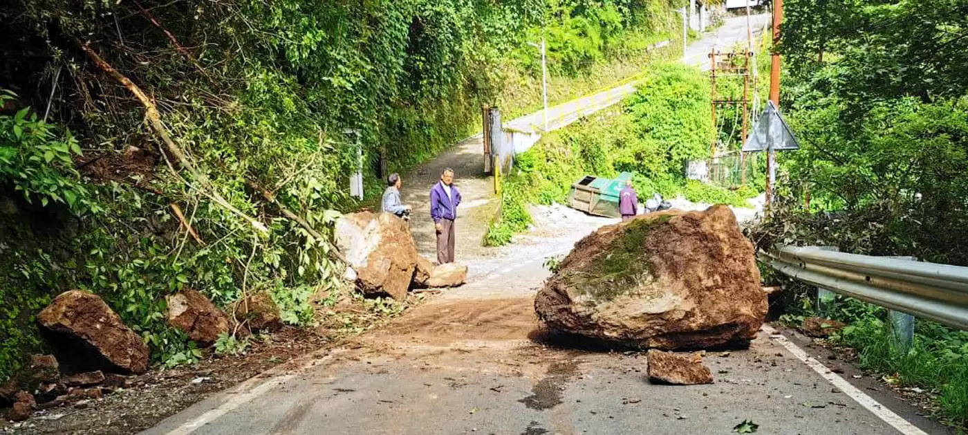 नैनीताल में सड़क पर पत्थर गिरने से बाधित रहा यातायात