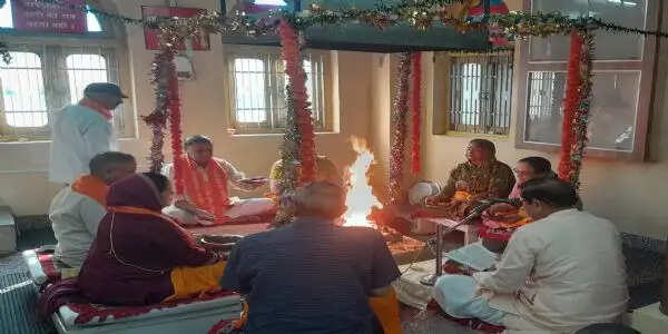हवन व वेदमंत्रों के साथ आर्य समाज मंदिर में श्रावणी पर्व वेद सप्ताह का शुभारंभ