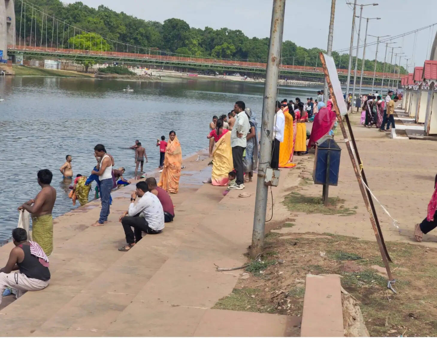 अनूपपुर: बैसाखी पूर्णिमा पर नर्मदा में श्रद्धालुओं ने डुबकी लगाकर मंदिर में किया पूजन