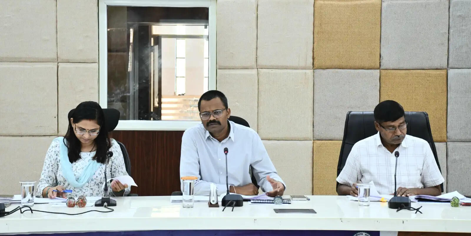 पेयजल और स्वास्थ्य सेवाओं पर विशेष ध्यान दें: कलेक्टर