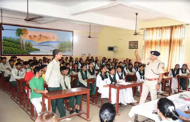 स्कूली विद्यार्थियों को सड़क सुरक्षा का पाठ पढ़ा रही हरियाणा पुलिस