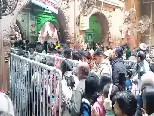 बांके बिहारी मंदिर में नई रेलिंग व्यवस्था लागू, भक्तों ने किए सुगम दर्शन