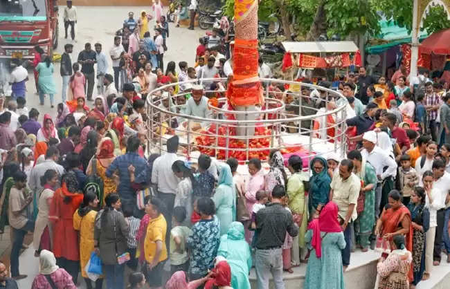 झंडा महोत्सव में आखिरी रविवार को आस्था-भक्ति के साथ दर्शनों के लिए उमड़े श्रद्धालु