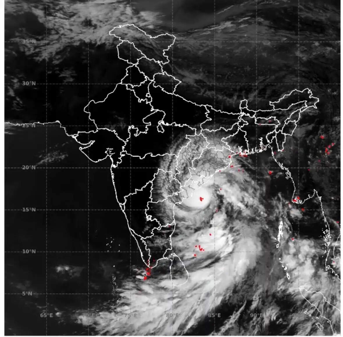 चक्रवात 'अर्नब' विशाखापत्तनम और यानम के बीच तट से टकराएगा, समुद्र में 14 मीटर ऊंची लहरें उठने की आशंका