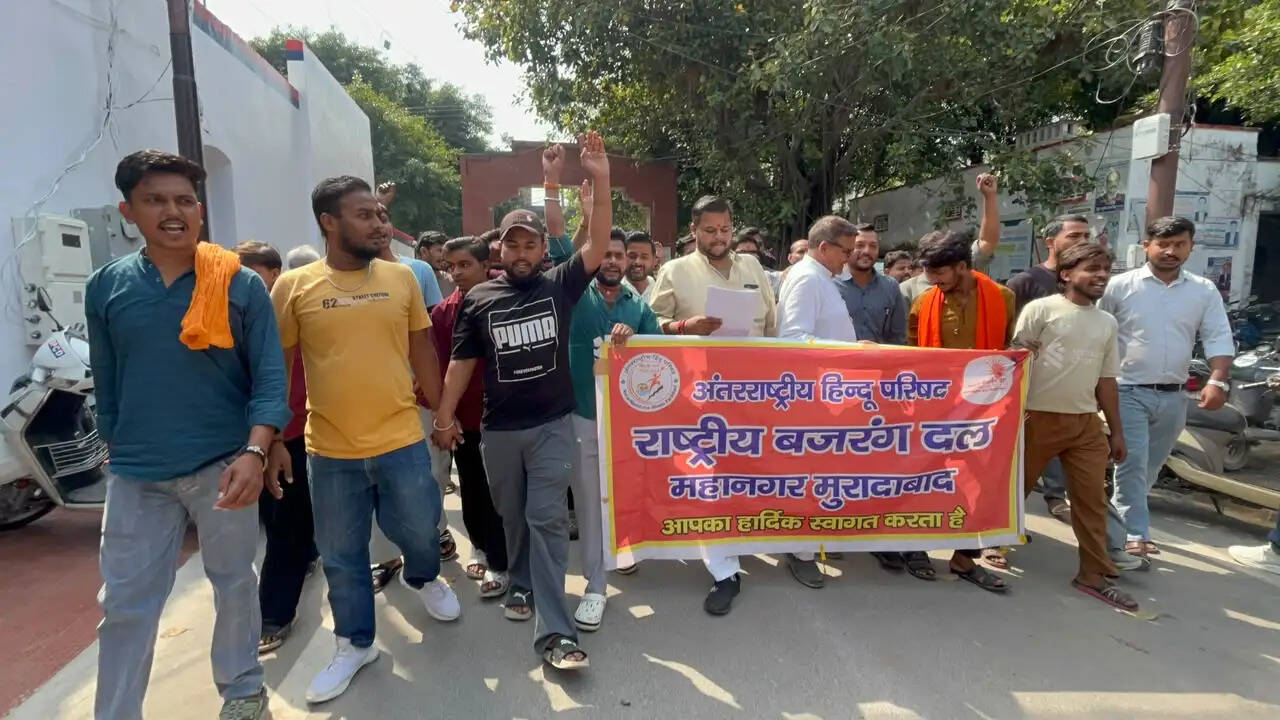 मुरादाबाद : नवरात्रि में मंदिरों में स्वच्छता, प्रकाश, जलापूर्ति, सुरक्षा की मांग को लेकर राष्ट्रीय बजरंग दल ने किया प्रदर्शन