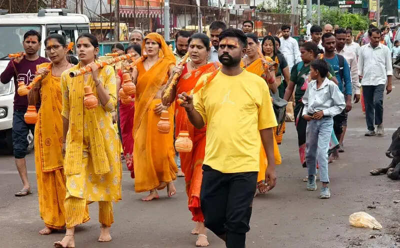 सीहोरः सावन के पहले सोमवार सीवन से कुबेरेश्वरधाम तक उमड़ा आस्था का सैलाब