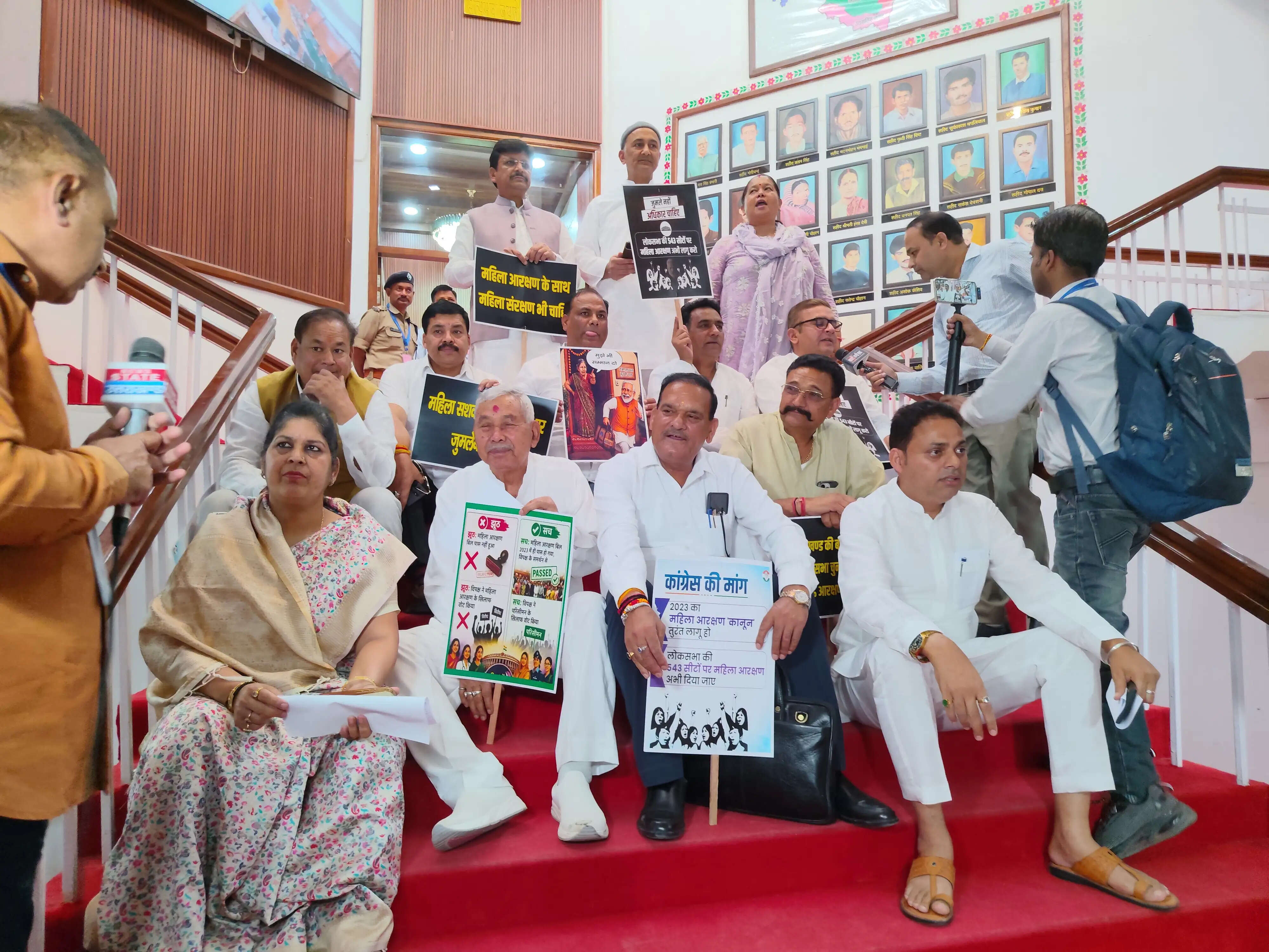 विधानसभा गेट पर गन्ना डाल कर कांग्रेस का प्रदर्शन, इकबालपुर मिल के गन्ना किसानों के बकाया पर सरकार को घेरा