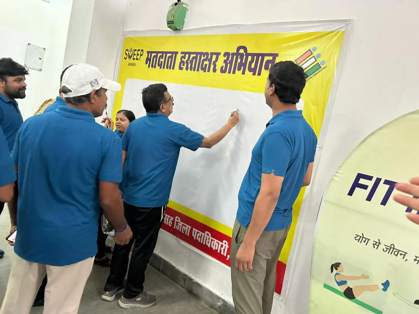 योग से शरीर और मतदान से लोकतंत्र को करें मजबूत: डीएम