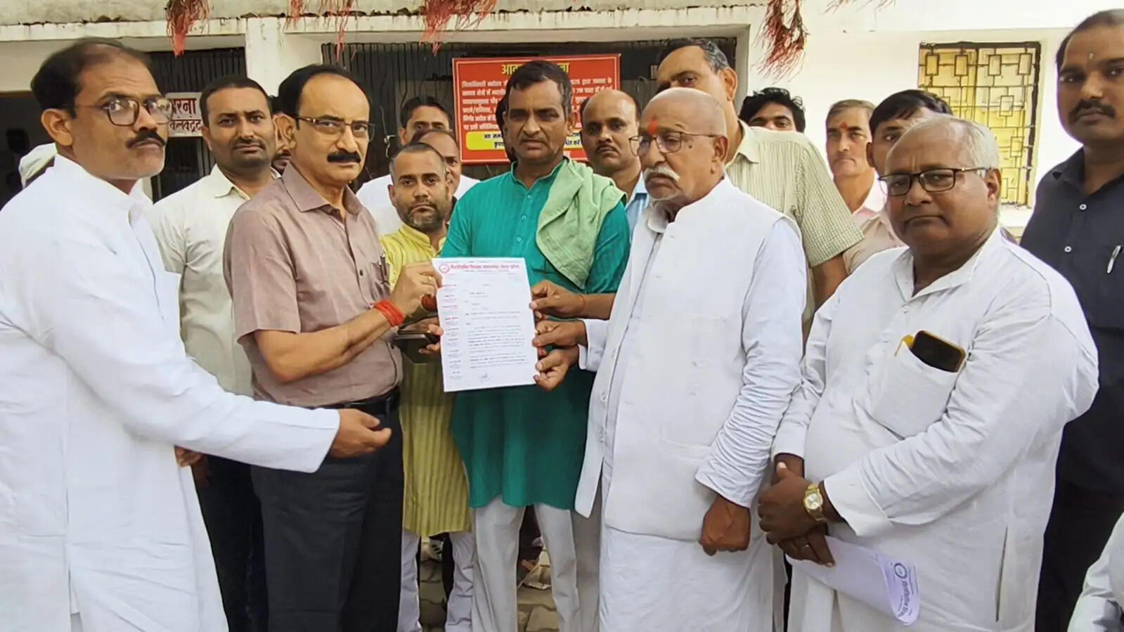 जौनपुर में मानदेय और अनुदान की मांग को लेकर वित्तविहीन शिक्षकों का प्रदर्शन , सिटी मजिस्ट्रेट को सौंपा ज्ञापन