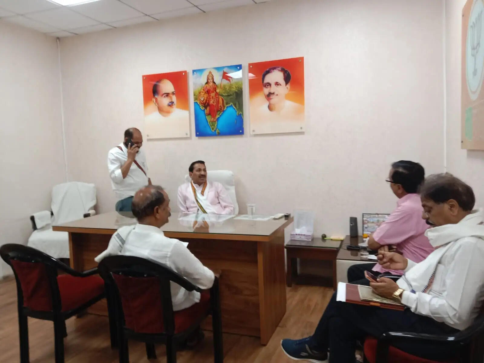 भाजपा प्रदेश कार्यालय में कैबिनेट मंत्री&nbsp;एदल सिंह कंषाना ने कार्यकर्ताओं से किया संवाद