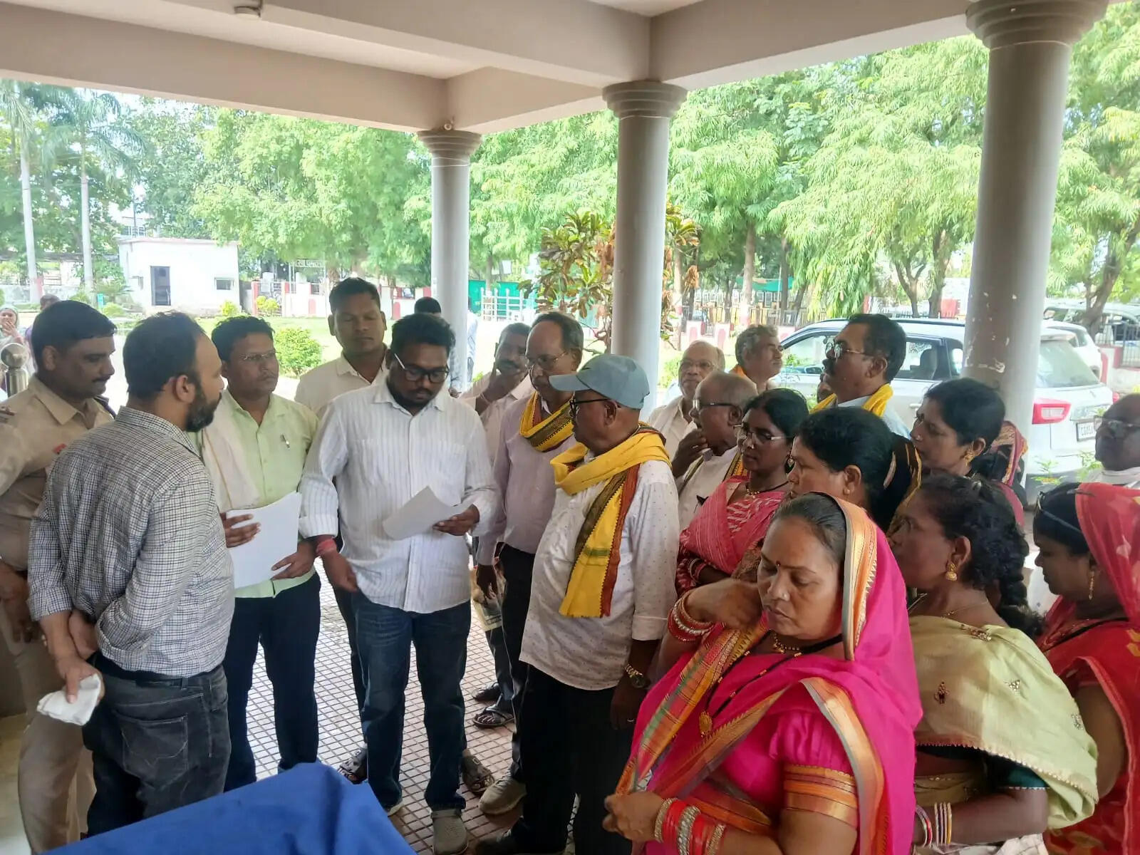 चार सूत्रीय मांगों को लेकर सर्व आदिवासी समाज का प्रदर्शन, राज्यपाल और मुख्यमंत्री के नाम कलेक्टर को सौंपा ज्ञापन