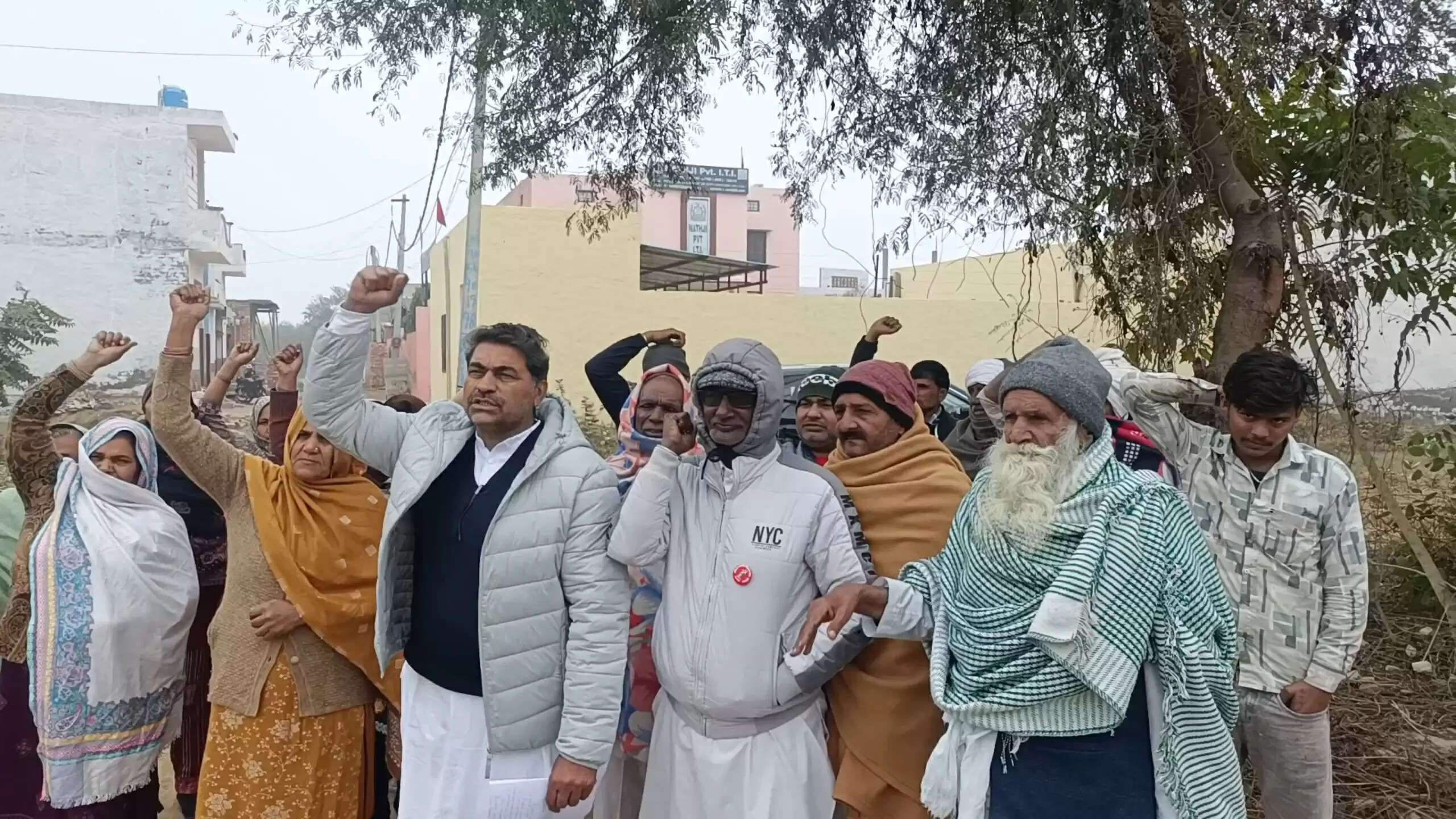 जींद : मुआवजा बढ़ाने की मांग पर ग्रामीणों ने बिजली लाइन का कार्य रोका