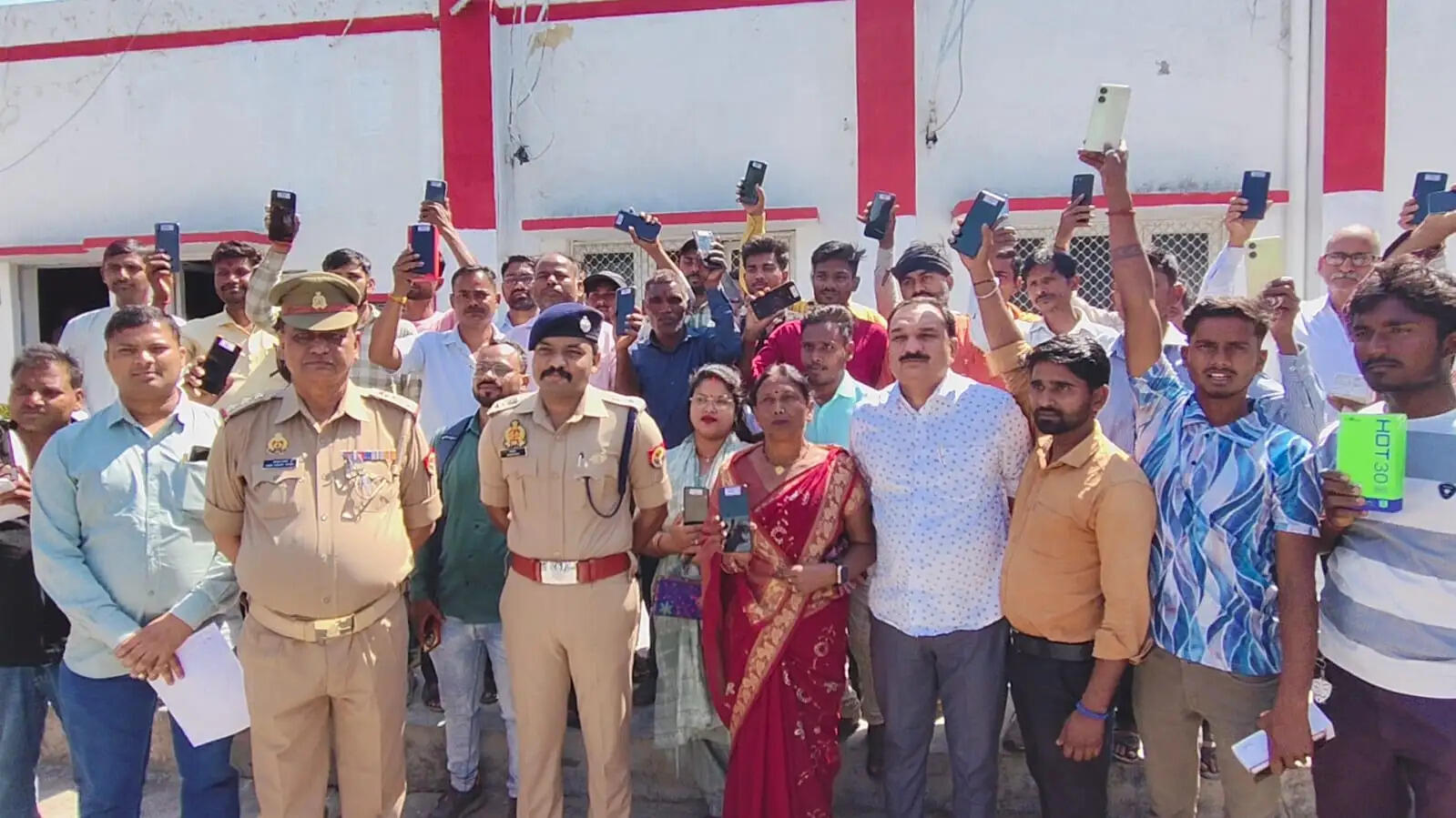 अमेठी पुलिस ने 178 खोए मोबाइल खोज निकाला