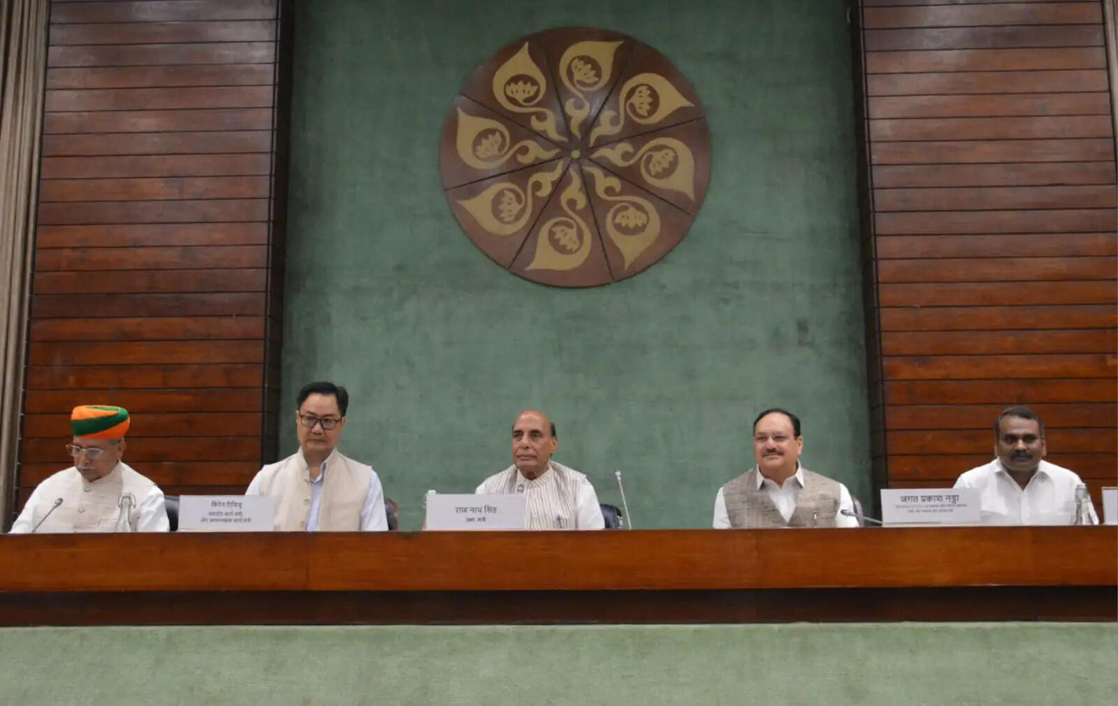 सर्वदलीय बैठक : सरकार ने विपक्ष से की विधेयकों पर सार्थक चर्चा और सुचारू संचालन में सहयोग की अपील