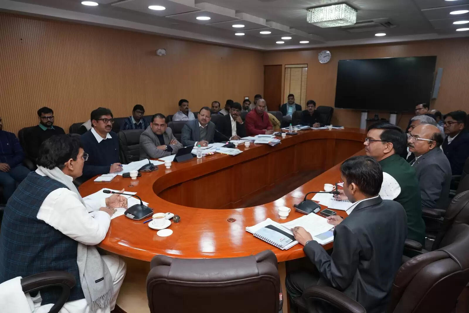 नगर विकास एवं ऊर्जा मंत्री ने विभागीय योजनाओं की समीक्षा की, तय समय में पूर्ण करने के निर्देश