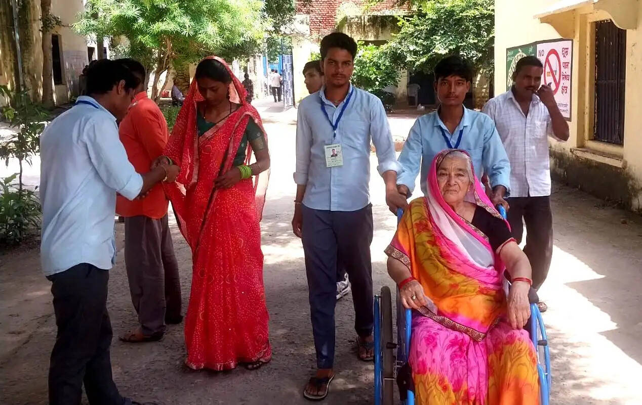 सैपऊ में सर्वाधिक 90.77 प्रतिशत तथा धौलपुर में 74.46 प्रतिशत मतदान