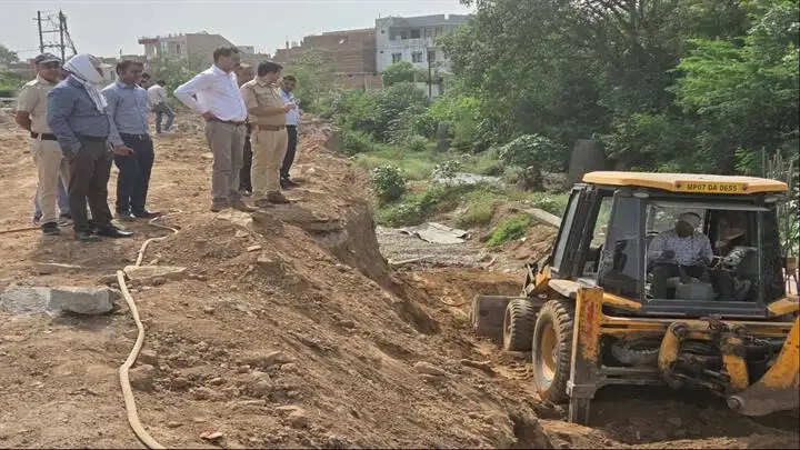 ग्वालियरः जिला प्रशासन ने शासकीय नाले से हटाया अतिक्रमण