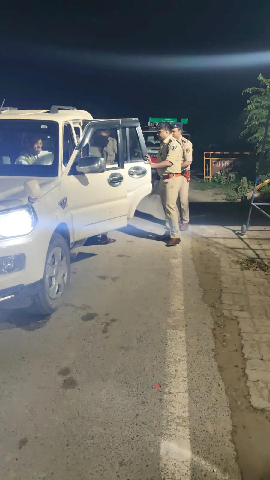 वरीय पुलिस अधीक्षक ने देर रात्रि तक स्वयं सीमावर्ती चेक पोस्ट मांझी पर किया वाहन जांच