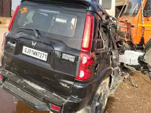 ट्रेलर से टकराई स्कॉर्पियो, दो चचेरे भाइयों की मौत, एक गंभीर घायल