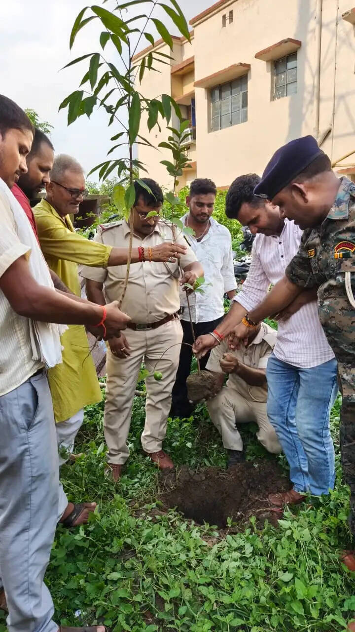 कारगिल विजय दिवस पर ब्रह्मपुर थाना परिसर में पौधरोपण, शहीदों को दी गई श्रद्धांजलि