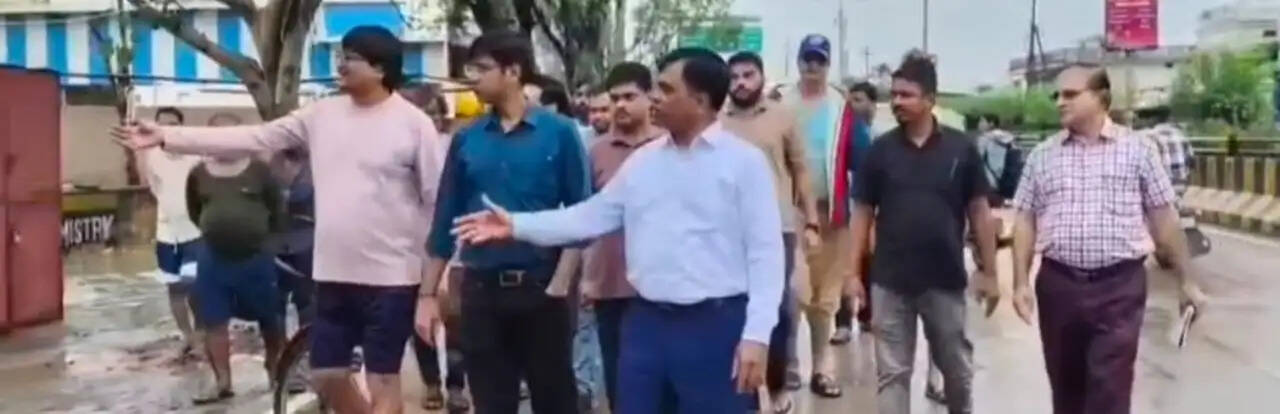 रीवाः बारिश के बीच शहर में उतरे कलेक्टर, जलभराव वाले इलाकों का लिया जायजा