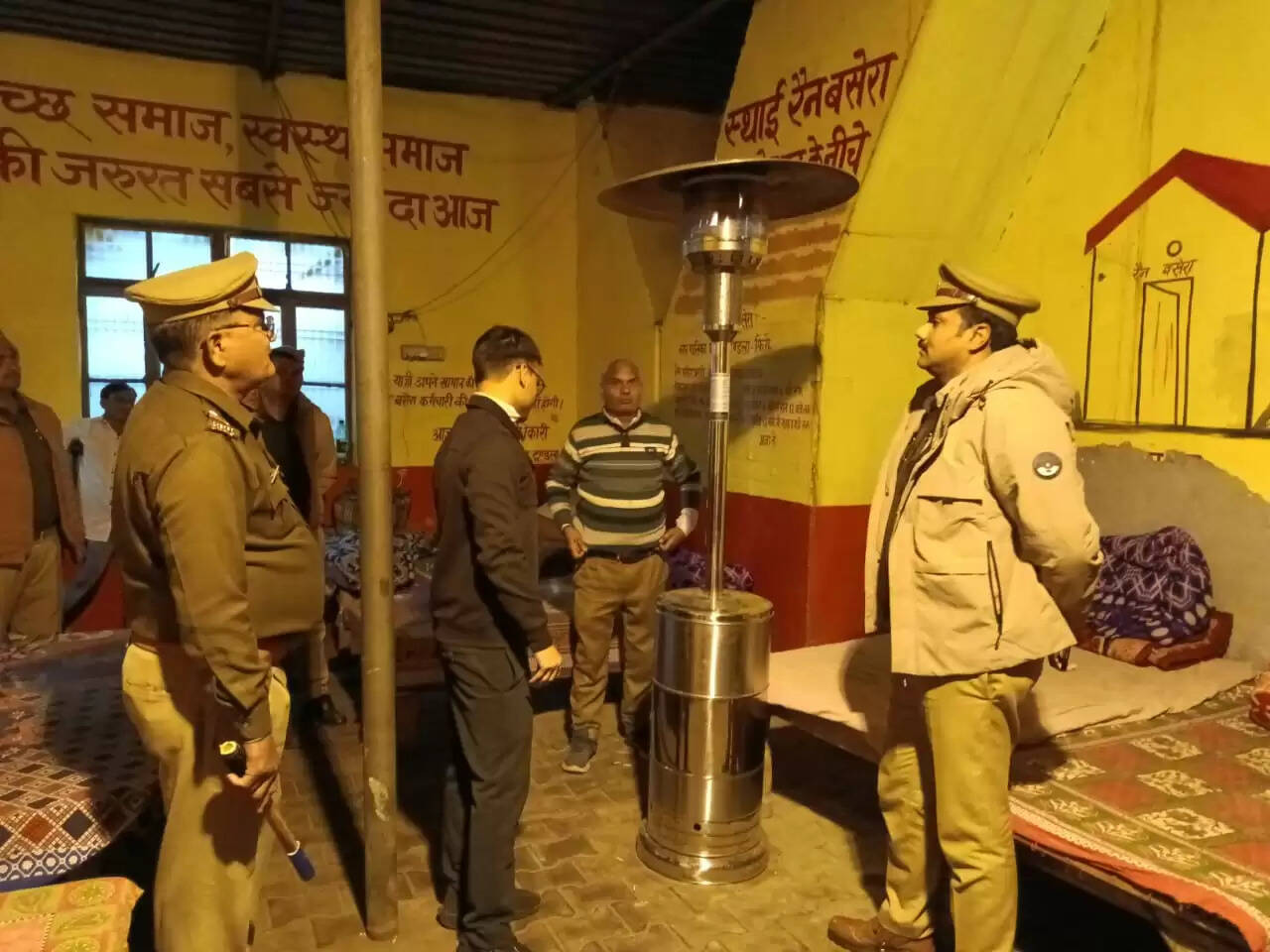 कोई व्यक्ति ठंड में या खुले में असुरक्षित दिखे तो पहुंचाए नजदीकी रेन बसेरे में : डीएम