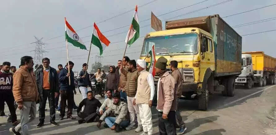 बांग्लादेश जा रहे ट्रक रोके जाने से सीमावर्ती इलाके में तनाव