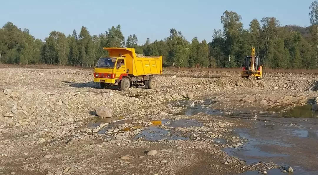 अवैध खनन पर डीएमओ ने उत्खननकर्ता पर लगाया 9 लाख का जुर्माना