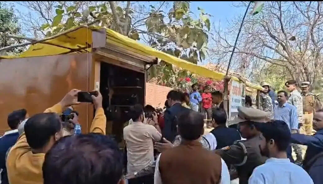 (अपडेट) सुलतानपुर में राहुल गांधी रामचेत की जूते की दुकान पर पहुंचे, बेटे व पोती से की मुलाकात