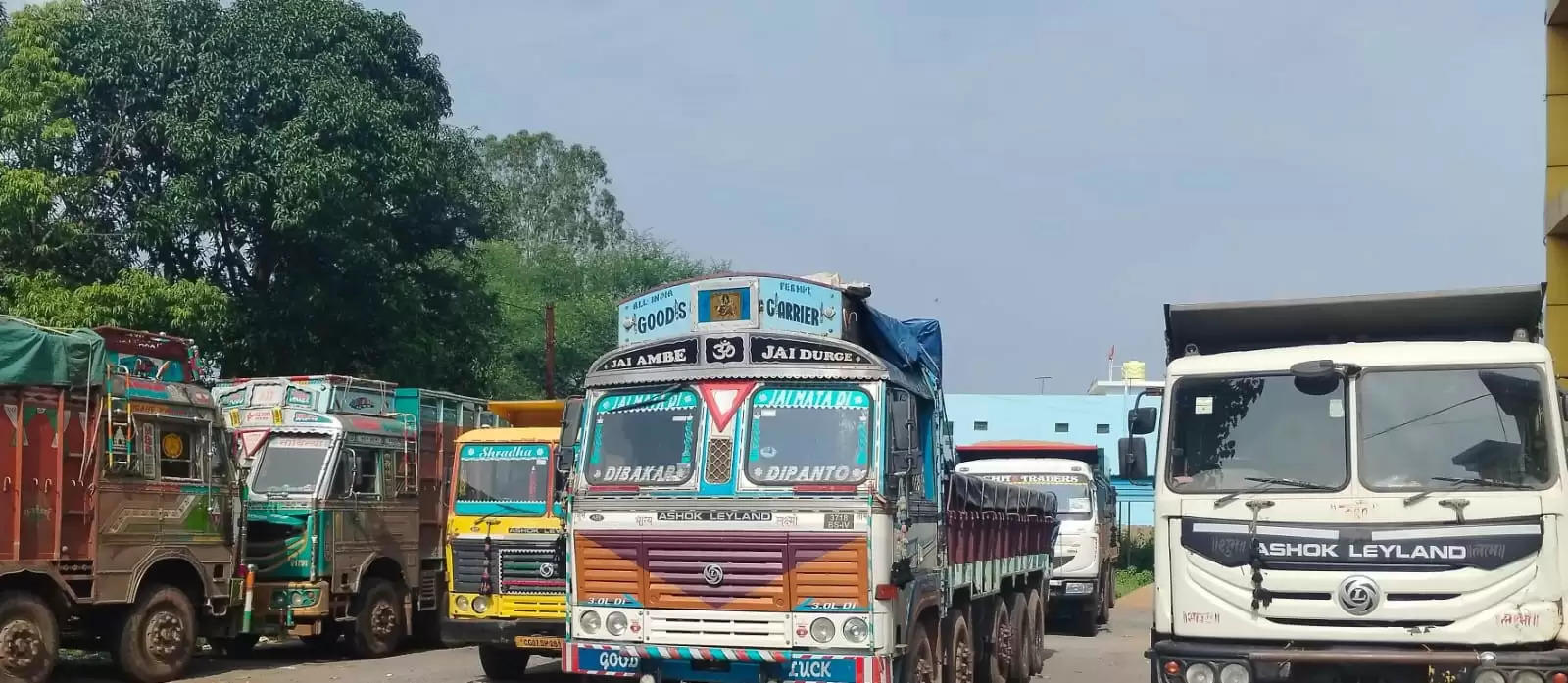 चार जेसीबी व 47 हाईवा-ट्रक पर दो-दो लाख रुपये का जुर्माना