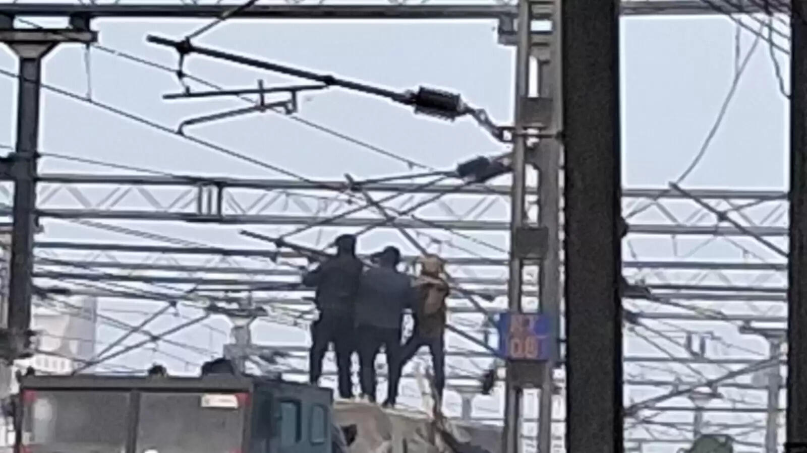 बिहार के मुजफ्फरपुर में मिलिट्री स्पेशल ट्रेन पर लदा ट्रक ओएचई से टकराया, आग लगने से रेल परिचालन बाधित