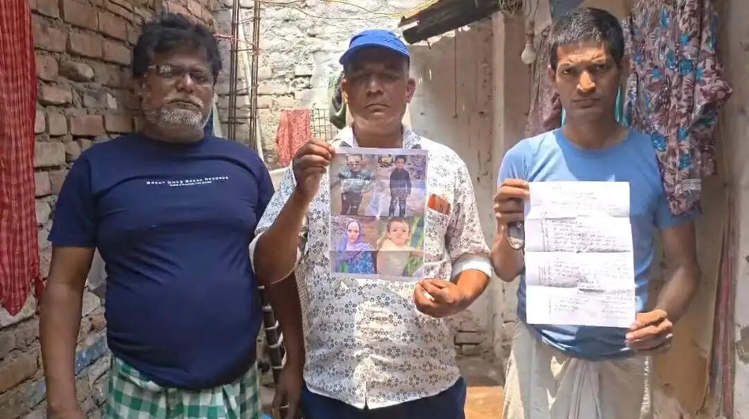 पत्नी और तीन बच्चों के अपहरण की आशंका जताते हुए थाना में दिया आवेदन