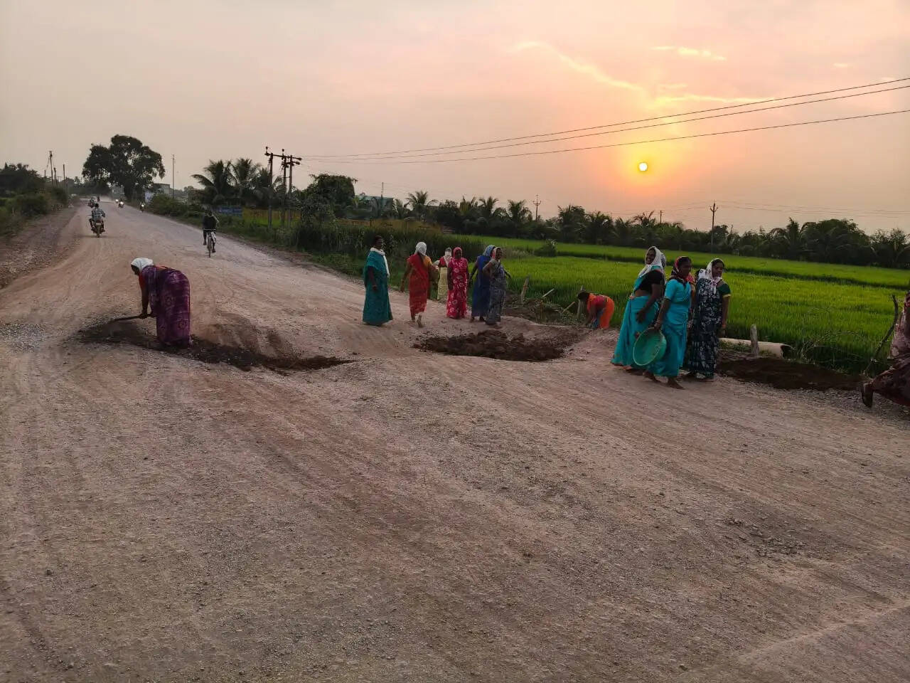 लोगों को परेशान होता देख महिलाओं ने संभाली सड़क की कमान