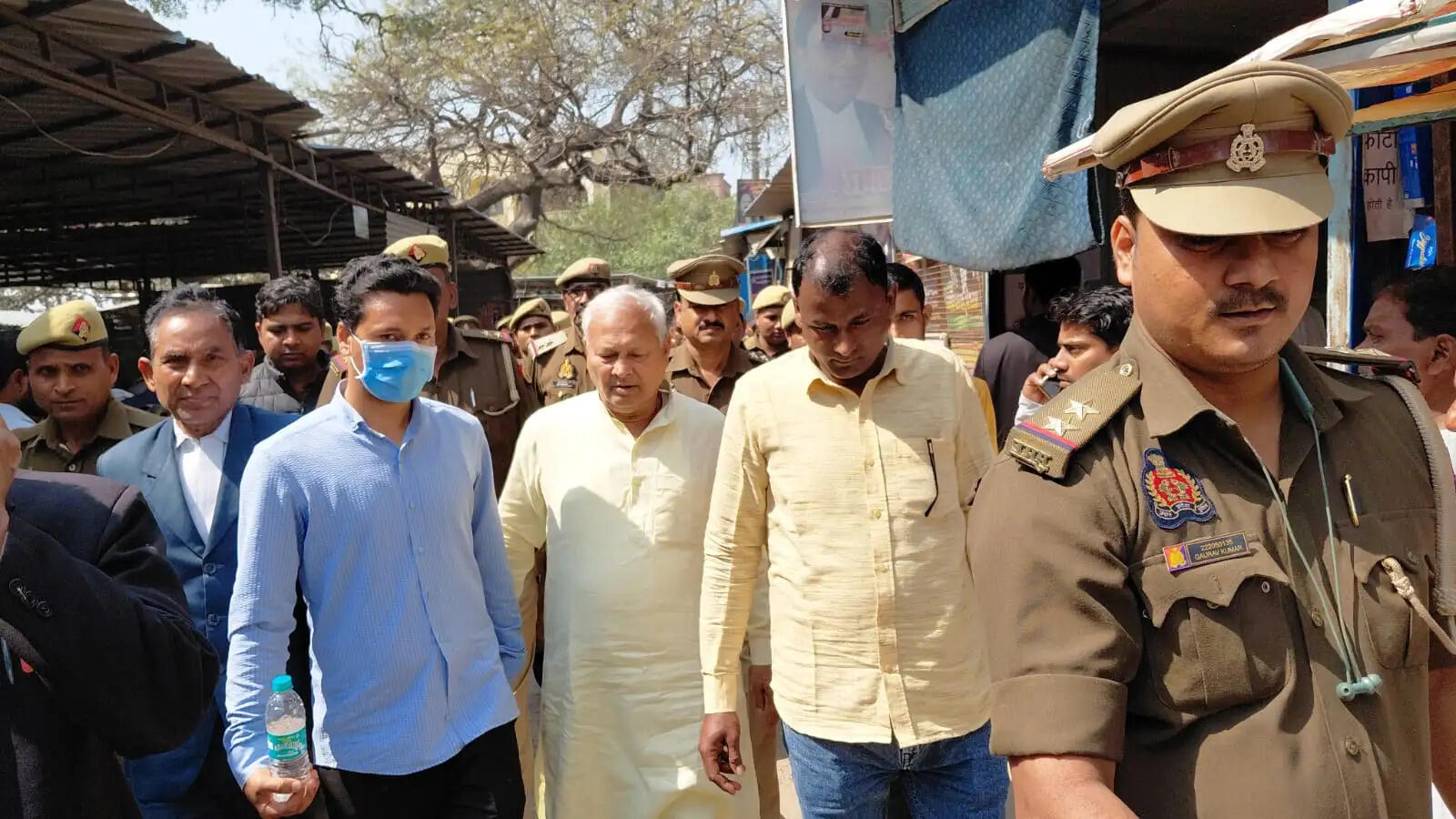 पूर्व सांसद उमाकांत यादव काे जाैनपुर जेल से कड़ी सुरक्षा में आज़मगढ़ कोर्ट में किया गया पेश