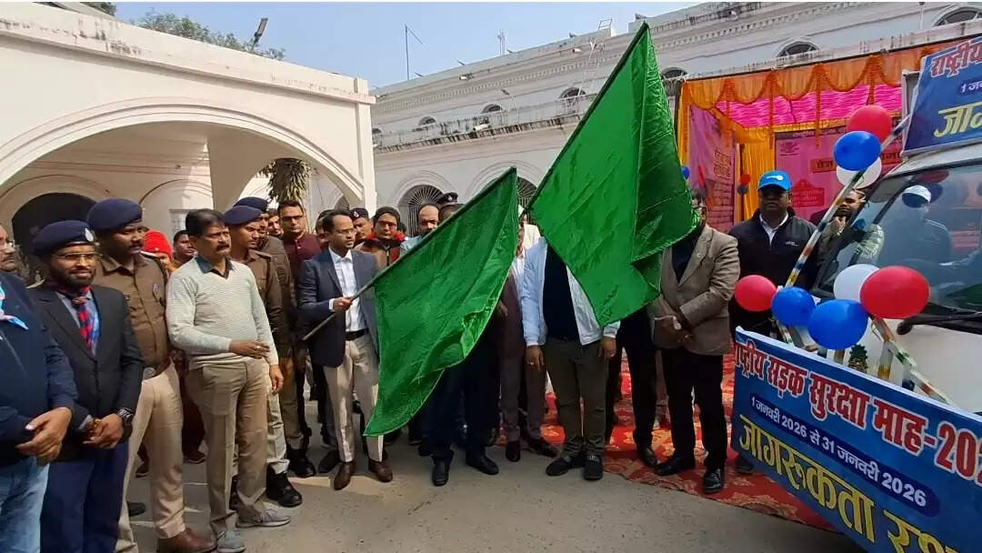 जिलाधिकारी ने हरी झंडी दिखा सड़क सुरक्षा जागरूकता रथ को किया रवाना