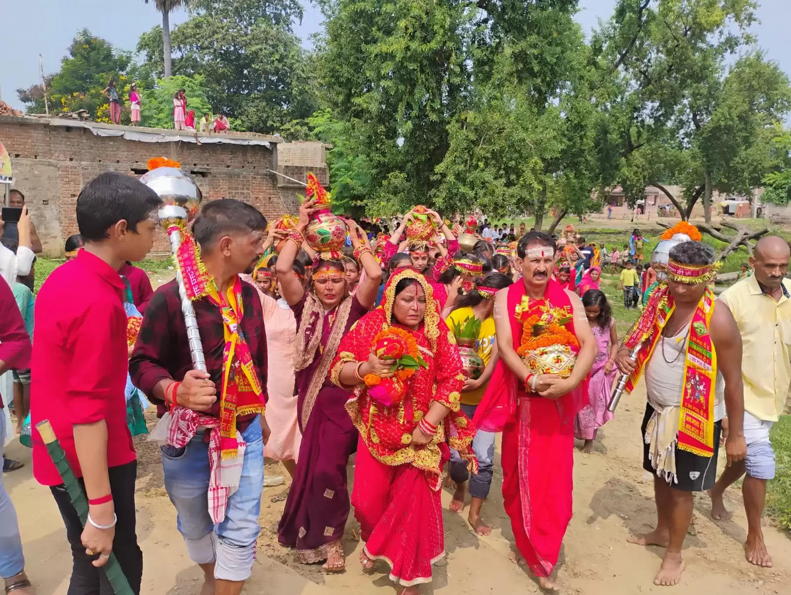 कलश स्थापना के साथ ही शारदीय  नवरात्र शुरू,बाजे गाजे के साथ शोभायात्रा